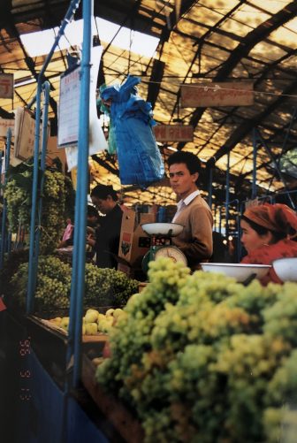 China-Urumchi-Tian Chi Lu market-grapes-people