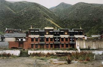 China-Gansu-Xiahe-Labrang Monastery-building-mountain