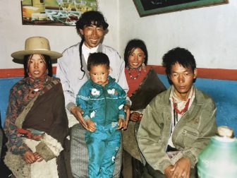 中国　夏河　食堂　チベット民族の人々