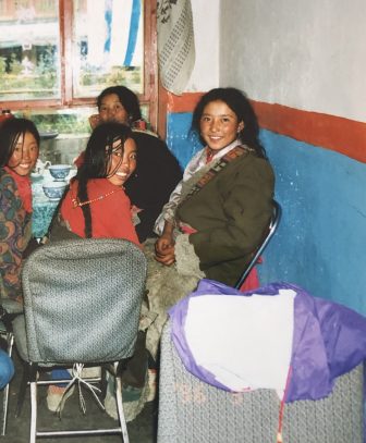 China-Gansu-Xiahe-restaurant-Tibetan people-women