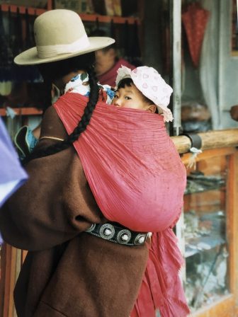 China-Xiahe-woman-hat-baby