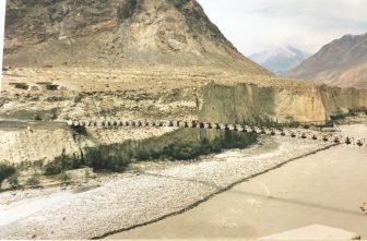 パキスタン　ギルギット　川　吊橋