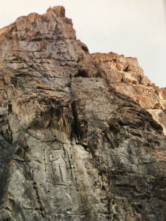 パキスタン　ギルギット　カルガー磨崖仏　岩山