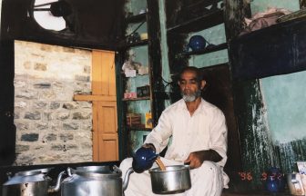 Pakistan-Gilgit-tea room-man-making tea