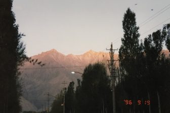 中国　タシュクルガン　山　通り　朝日