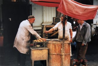 China-Kashgar-bazaar-meat bun-people-stall