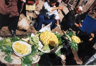 China-Kashgar-bazaar-yellow figs-people