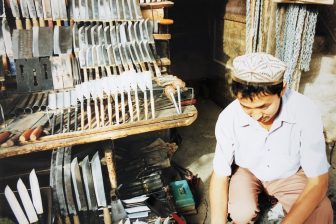 China-Kashgar-bazaar-knifes-man