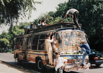 Pakistan-Rawalpindi-Gente-Bus