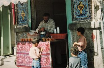 Iran-Hamadan-bazaar-children-vendor