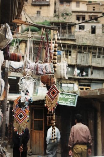 イラン北部のマスレの土産物屋