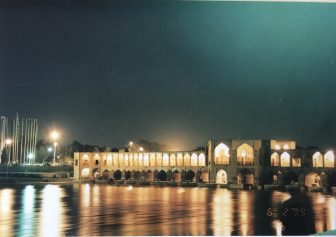 イラン　イスファハン　ザーヤンデルード川　ハージュー橋　夜景