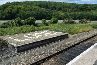 イングランド　コーンウォール州　ルー　駅　文字　線路