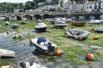 England-Cornwall-Looe-Looe River-no water-boats-bridge