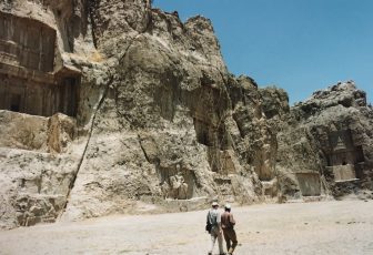 イラン　シラーズ　ナクシェ・ロスタム　巨岩　遺跡　人々