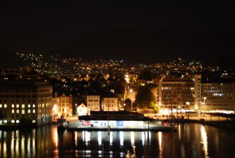 ノルウェー　ベルゲン　ホテルの部屋から　夜景