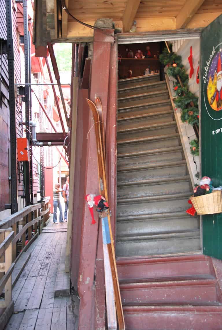 escaleras-edificio-casas-Bergen-distrito-Noruega