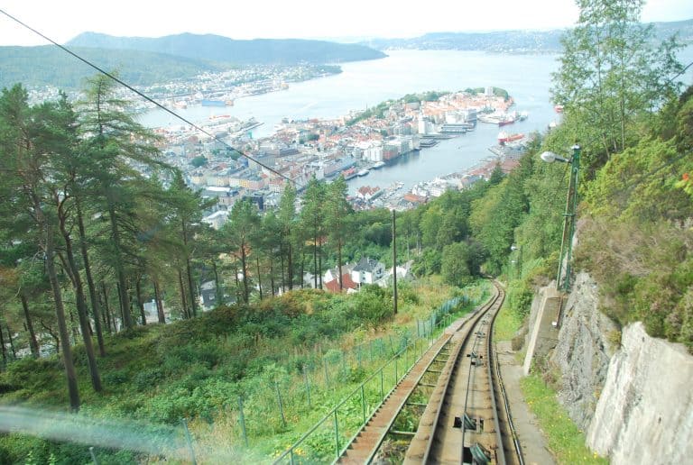 Osservando Bergen in Norvegia dal Monte Floyen