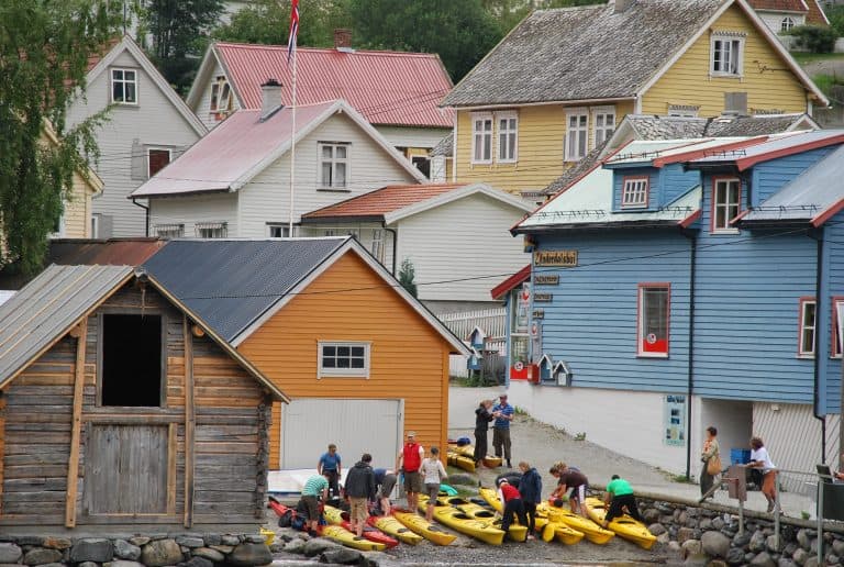 casas-coloridas-Noruega-orilla-fiordos