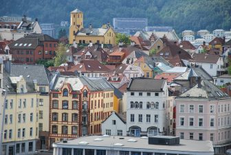 Vistas-casas-torre-Bergen-ciudad-Noruega