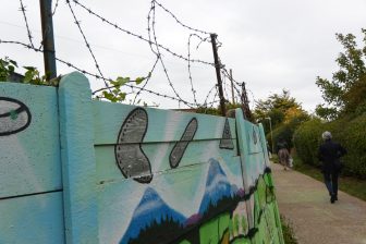 イングランド　ウィッツタブル　遊歩道　駅から町の中心へ　落書き