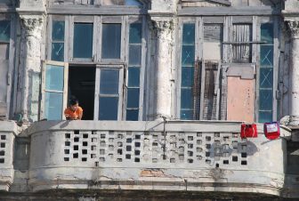 Una ragazza nel centro di L'Avana vicino al Malecon