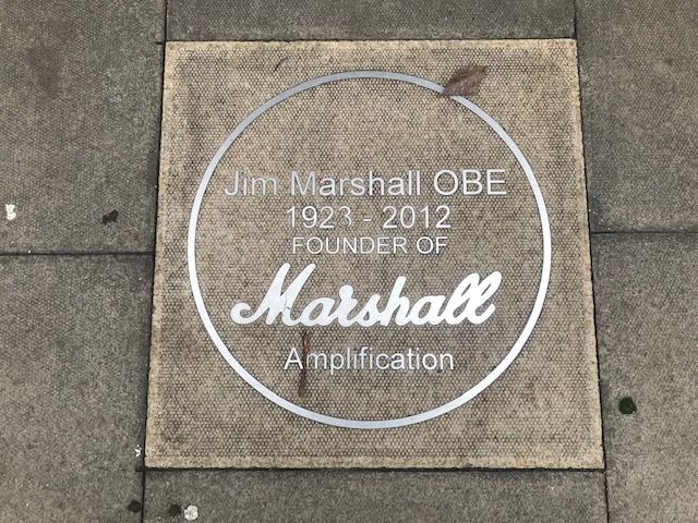 Jim Marshall, il negozio e la targa a Ealing (Londra)