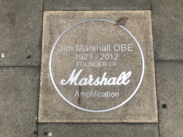 Jim Marshal: la tienda y la placa en Ealing, Londres