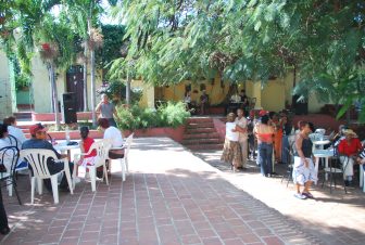 people dancing at the courtyard in Trinidad in Cuba