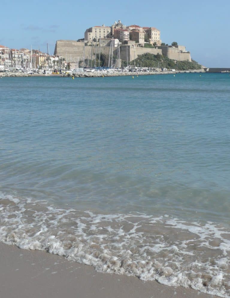 desfrutando-relax-en-la-playa-Calvi-Córcega-Francia