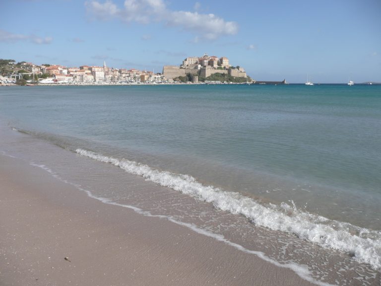 relax-playa-Calvi-Córcega-Francia