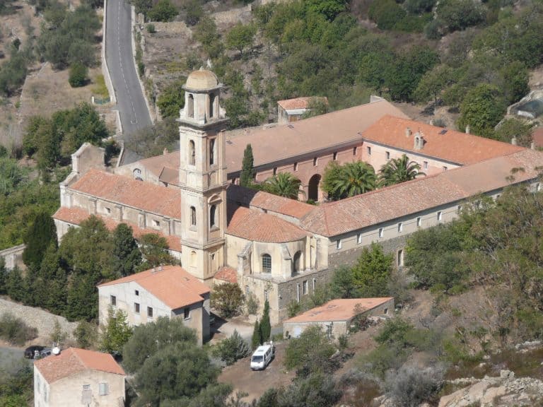 La dura ruta en el pueblo La Balagne, Córcega