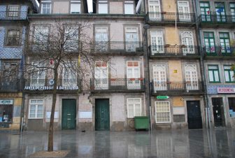 Un salto del futuro al pasado en la antigua ciudad de Oporto