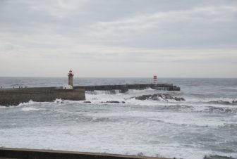 Le onde molto forti dell'Oceano Atlantico