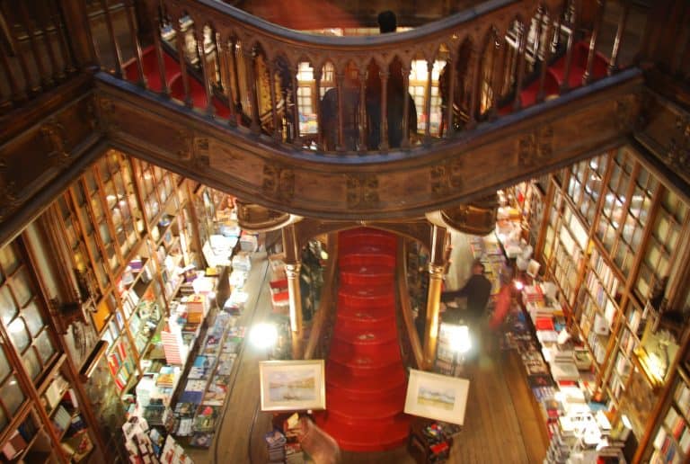 Sobre la librería y la ropa colgando de las ventanas en Oporto