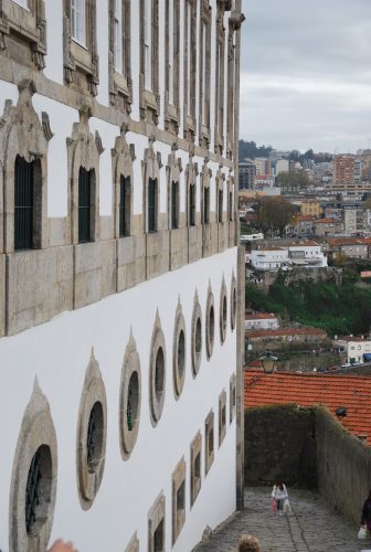 edificio-antiguo-collina-Oporto-Portugal