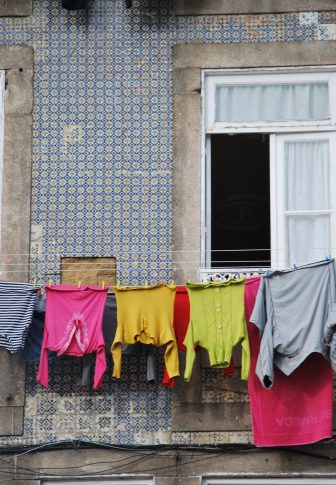 ポルト市内のタイルの建物とカラフルな洗濯物