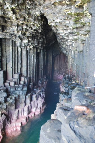 Fingal's Cave a Staffa vicino a isola di Mull