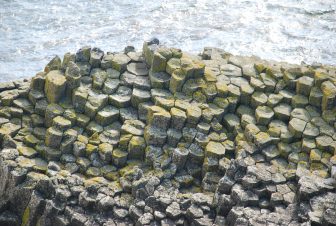六角形の石柱でできたスタッファ島