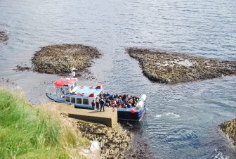 Una barca di turisti in arrivo a Staffa