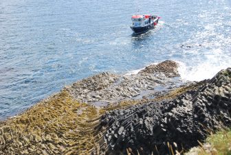 六角形の石柱でできたスタッファ島