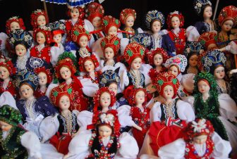 ブダペストのお土産店に並ぶ人形
