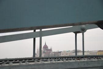 ブダペストのセーチェーニ鎖橋から見た国会議事堂