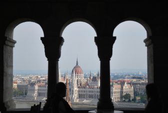 Panorama sul Palazzo del Parlamento a Buda