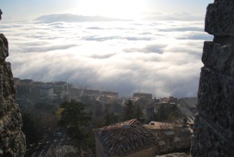 天空のサンマリノから下界を見下ろす