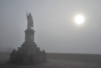 サンマリノの自由の女神と霧