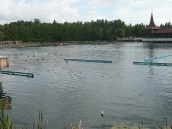 agua-termal-lago-enorme-Heviz-Hungría