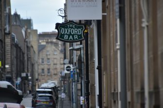 L'insegna del Oxford Bar nella Citta' Nuova dal autobus di Edimburgo