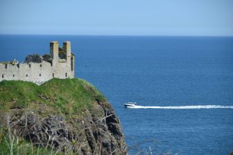 Castillo-Dunnottair-mar-montaña-azul-Escocia