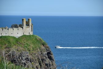 ダノター城の一部と海を行くボート